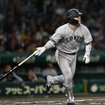 　８回巨人２死、大城が右中間に同点本塁打を放つ＝甲子園