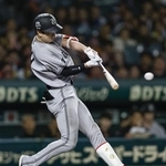 　９回巨人２死二塁、松本が左前に勝ち越し打を放つ＝甲子園