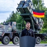 　地対空ミサイルシステム「パトリオット」を背に演説するウクライナのゼレンスキー大統領＝２０２４年、ドイツ北東部（ゲッティ＝共同）