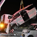 　多重事故現場から撤去される車両＝２０２５年
