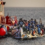　スペイン領カナリア諸島近海で救助された、木造船に乗る移民＝２０２４年１１月（ゲッティ＝共同）