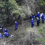 　遺体発見現場付近を調べる京都府警の捜査員ら＝１４日、京都府南丹市