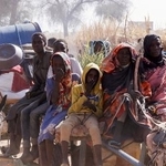 　スーダンのダルフール北部で、２０２５年４月の即応支援部隊（ＲＳＦ）による襲撃を受けて移動する避難民（ロイター＝共同）