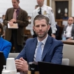 　トランプ米大統領の次男エリック氏（中央）＝２０２３年（ゲッティ＝共同）