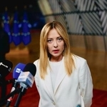 　記者の取材に応じるイタリアのメローニ首相＝３月、ベルギー・ブリュッセル（イタリア首相府提供・共同）