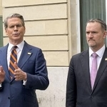 　米中閣僚級協議後に記者会見するベセント米財務長官（左）ら＝３月、パリ（共同）