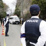 　安達結希さんの自宅付近に集まった警察官＝１５日午前９時４１分、京都府南丹市