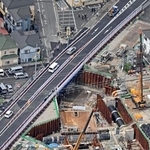 　県道５４号線を一部で再開した道路陥没事故現場＝１５日午前１０時すぎ、埼玉県八潮市（共同通信社ヘリから）