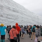 　「立山黒部アルペンルート」が全線開通し、「雪の大谷ウオーク」を楽しむ観光客＝１５日午前、富山県立山町