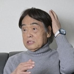 　インタビューに答える東海林さだおさん