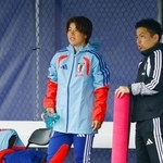 　１３日、別メニューで調整する高橋（左）。コンディション不良で離脱した＝シアトル近郊（共同）