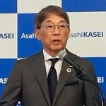 　中期経営計画説明会で話す旭化成の工藤幸四郎社長＝１５日午前、東京都千代田区