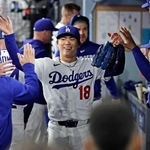 　メッツ戦の７回を投げ終え、ベンチで迎えられるドジャース・山本＝ロサンゼルス（共同）
