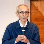 　写真集の出版を記念した催しで話す芥川仁さん＝３月、熊本県水俣市