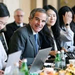 　１５日、ソウルで記者会見するＩＡＥＡのグロッシ事務局長（左から２人目）（共同）