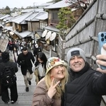 　京都・清水寺近くの二年坂で記念撮影する訪日客＝１月