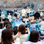 　ミッキーマウスやミニーマウスも登場して始まった東京ディズニーシーの開園２５周年記念イベント＝１５日午前、千葉県浦安市