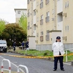 　住人の母親と娘が殺害された大阪府和泉市の集合住宅を調べる大阪府警の捜査員＝１５日午後１時１分