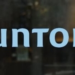 　サントリーのロゴ＝東京都港区