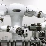 　「ロボット未来創造センター」で披露された２本の腕を備えたロボット＝１５日午後、東京都文京区の東京科学大