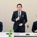 　「アジア・ゼロエミッション共同体（ＡＺＥＣ）」を推進する自民党の議員連盟の会合であいさつする岸田元首相（中央）＝１５日午前、国会