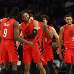 　プレーオフ進出を決め喜ぶトレイルブレーザーズの選手たち＝１４日、米フェニックス（ロイター＝共同）