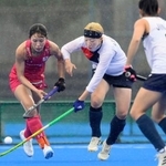 　女子　日本-韓国　第３クオーター、競り合う島田（左）＝川崎重工ホッケースタジアム