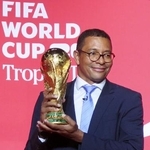 　サッカーＷ杯の優勝トロフィーを手にする元ブラジル代表のジウベルトシウバ氏＝１月、東京都内