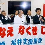 　和解後、記者会見する原告側弁護団の吉川健司事務局長（右端）＝１５日午後、福井市