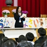 　母校の小学校で開かれた祝賀会であいさつするフィギュアスケート・アイスダンスの吉田唄菜＝１５日、岡山県倉敷市