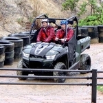 　「ネスタリゾート神戸」が報道関係者らに公開した、バギーに乗って楽しむ新アトラクション＝１５日午後、兵庫県三木市