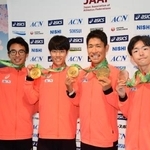 　世界競歩チーム選手権から帰国した勝木隼人（右から２人目）ら＝１５日、羽田空港