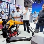 　「広州交易会」で展示されたドローンを見る来場者＝１５日、中国広東省広州市（共同）