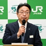 　記者会見するＪＲ北海道の綿貫泰之社長＝１５日午後、札幌市