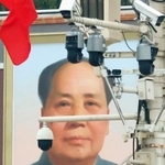　北京の天安門前に設置されている監視カメラ。奥は毛沢東の肖像画＝１４日（共同）