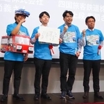 　「鉄旅オブザイヤー」のグランプリに輝いた、クラブツーリズムの鉄道旅行商品に携わった関係者ら＝１５日午後、さいたま市の鉄道博物館