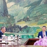 　ロシアのラブロフ外相（左から２人目）と会談する中国の習近平国家主席（右）＝１５日、北京の人民大会堂（共同）