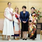 　左からドイツの「ハンブルクさくらの女王」のデニースさん、「フィンランドさくらプリンセス」のアホラさんと面会する高市首相。右端は日本さくらの女王の清水悠華さん＝１５日午後、首相官邸