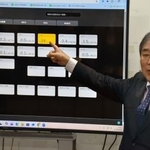 　ＩＣＵにいる患者の急変リスクをＡＩで予測するシステムについて説明する、関西医大の中森靖主任教授＝１５日午後、大阪府守口市