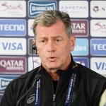 　準々決勝のアルサド戦を前に記者会見する神戸・スキッベ監督＝１５日、ジッダ（共同）