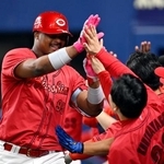 　８回、２ランを放ち、栗林（右）らに迎えられる広島・モンテロ＝バンテリンドーム