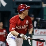 　８回楽天２死、村林が左越えに勝ち越しソロを放つ＝みずほペイペイドーム