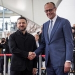 　ウクライナのゼレンスキー大統領（左）を迎えるドイツのメルツ首相＝１４日、ベルリンの首相官邸（ゲッティ＝共同）