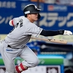 　４回ロッテ２死一塁、西川が右中間に適時二塁打を放つ＝ＺＯＺＯマリン