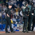 　４回、降板する日本ハム・加藤貴（左）＝ＺＯＺＯマリン