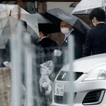 　安達結希さんの自宅周辺を調べる捜査員＝１５日午後５時３５分、京都府南丹市