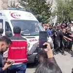 　１５日、トルコ南部カフラマンマラシュで、銃撃事件後に現場を離れる救急車（ＩＨＡ提供、ロイター＝共同）