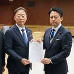 　山口県岩国市の福田良彦市長（左）から要請書を受け取る小泉防衛相＝１５日午後、防衛省