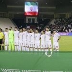　２０２５年６月、サッカーＷ杯アジア予選カタール戦を前に国歌を聞くイラン代表＝ドーハ（ロイター＝共同）