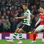 　アーセナル戦でプレーするスポルティングの守田（左）＝ロンドン（共同）